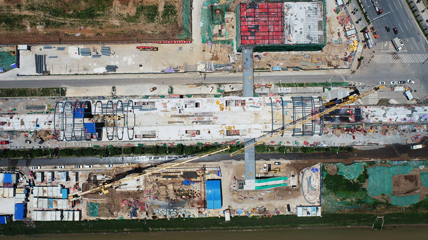 武汉地铁16号线二期工程幸福园路站建设现场,塔吊施工繁忙。武汉地铁集团供图