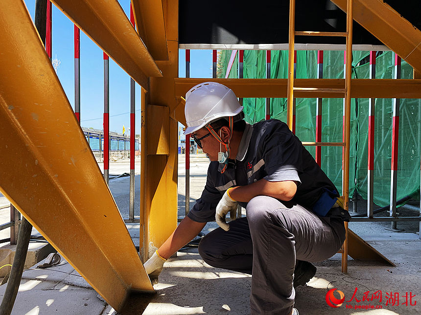 在武汉地铁16号线二期工程幸福园路站建设现场,检验人员正在对塔吊进行安全检查。人民网 周恬摄