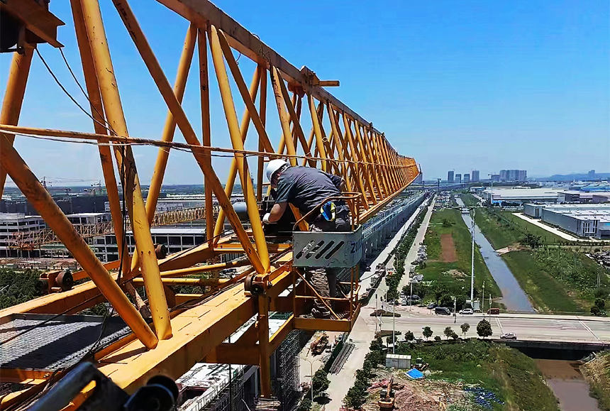 在武漢地鐵16號線二期工程幸福園路站建設現場,檢驗人員正在對塔吊進行安全檢查。武漢地鐵集團供圖