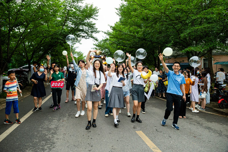 该校外国语学院师生巡游队伍。侯国涛摄