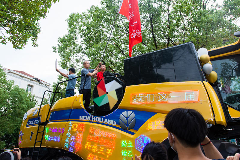 该校校长李召虎等校领导与巡游师生互动。彭雨格摄