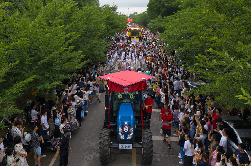 6月19日傍晚,该校工科基地旁无人驾驶拖拉机率先出发。周全摄