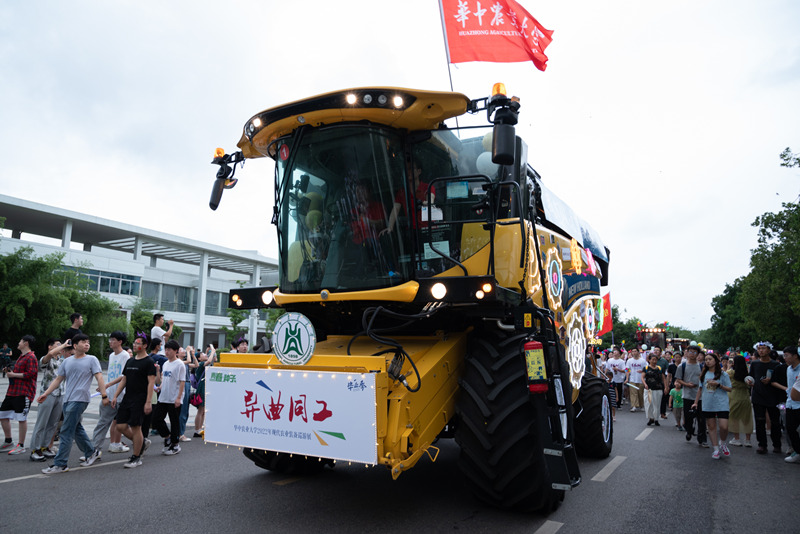 2022年6月19日晚毕业巡游工学院大黄蜂收割机。吴采睿摄