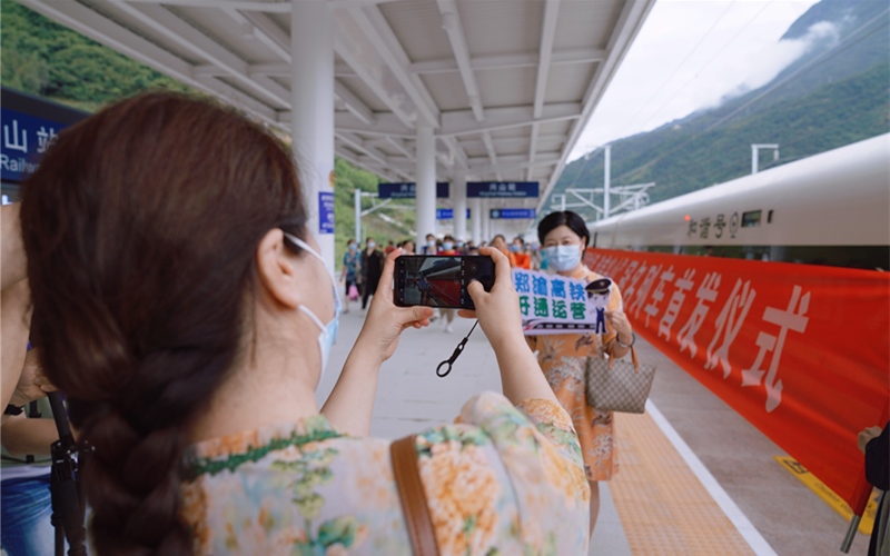 G6791次列車從襄陽東站駛往昭君故裡興山站。李濤攝