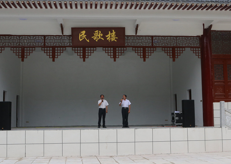 吴高星（右）在民歌楼唱歌。彭景洋摄