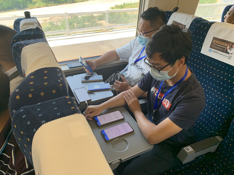 襄阳移动技术人员在飞驰的列车上测试网络。
