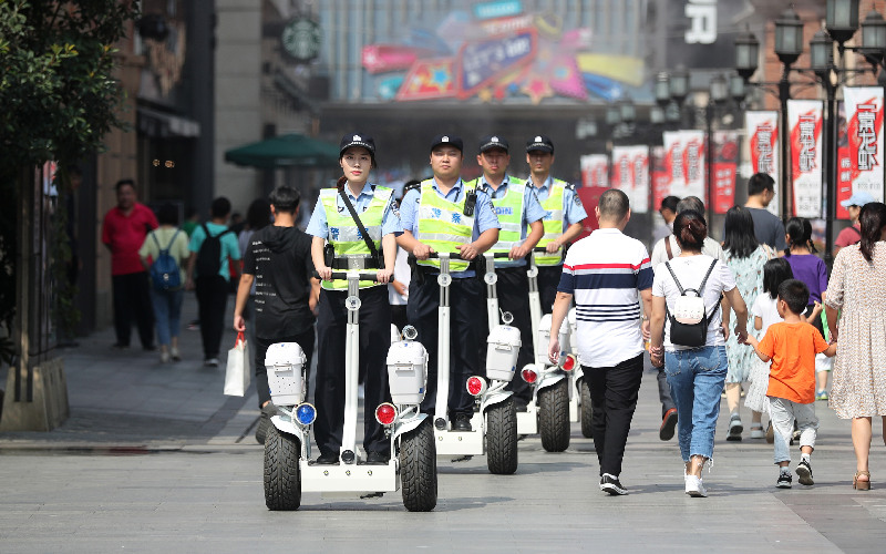 武汉警方正在进行社会面巡逻防控。应后威摄