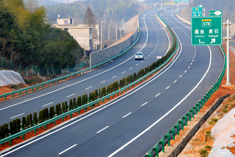 咸通高速公路，2013年12月26日建成通車，總投資32億元。咸寧市交通運輸局供圖