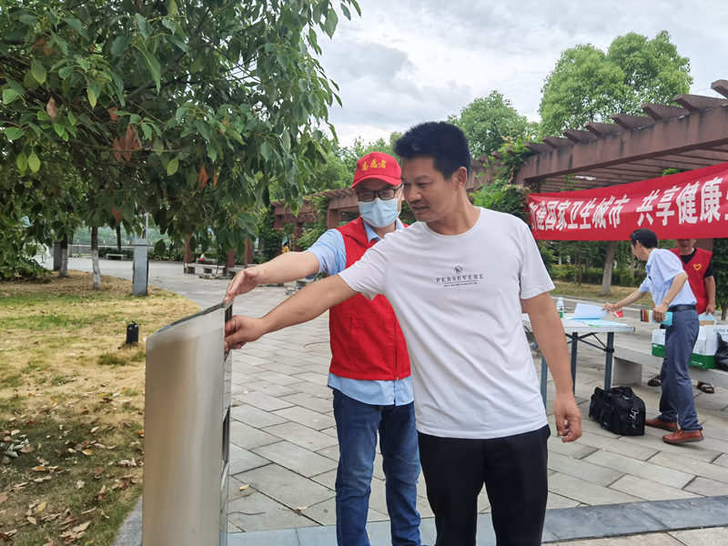 引導吸煙群眾自覺將煙頭熄滅歸類投放。