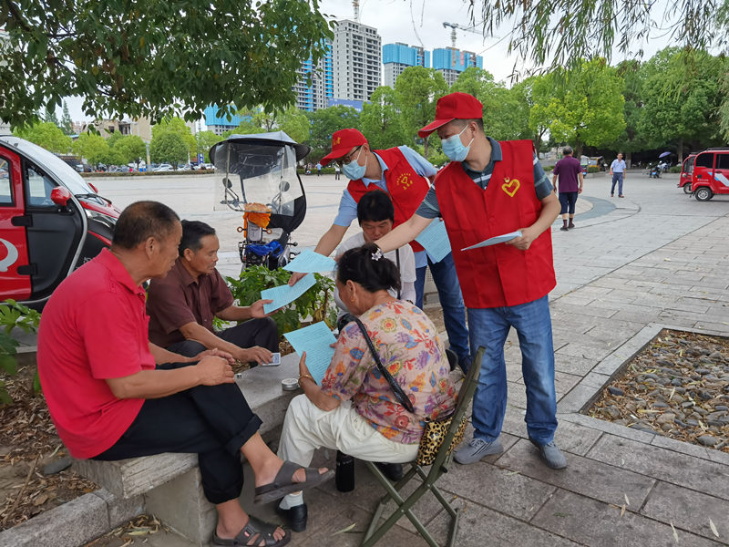 志願者們向公園群眾發放文明倡議書。