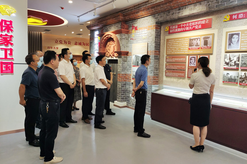 黨員干部在竹溪縣黨史館開展主題教育活動。
