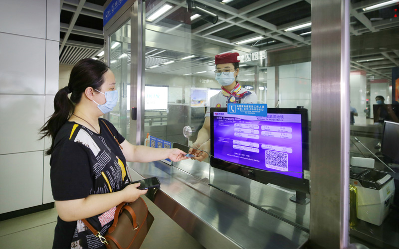 長港路地鐵站乘客在客服中心付費區內快速辦理充值業務