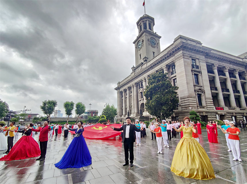 武漢關前《領航》快閃表演