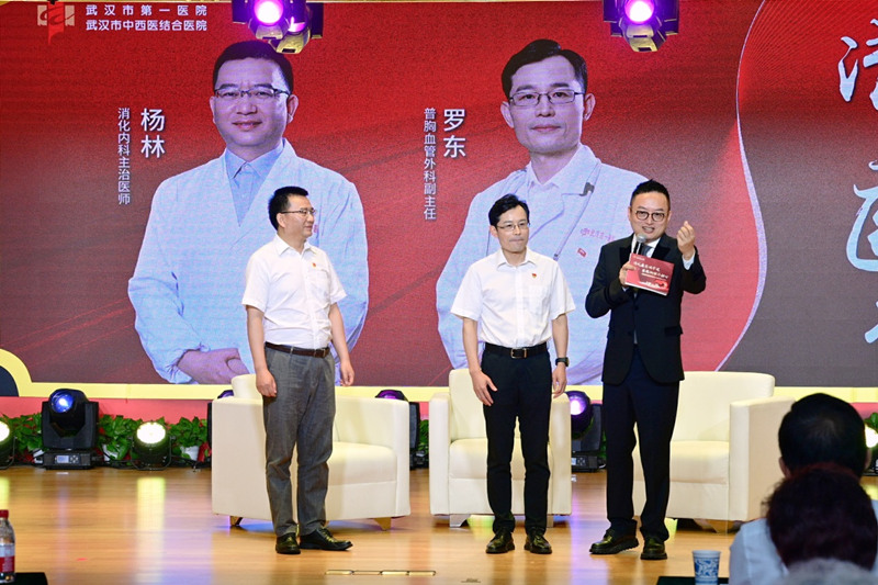 罗东医生、杨林医生分享“医心向党 精诚为民”的清正初心。张梦石摄