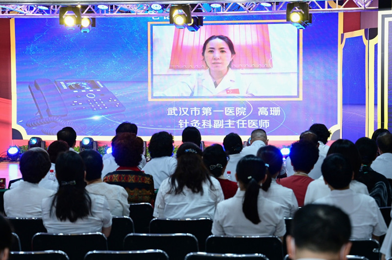 视频连线正在阿尔及利亚执行援外任务的高珊医生。张梦石摄