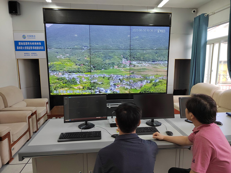 工作人员通过恩施建始县国有长岭岗林场森林防火资源监管系统实时了解林场附近情况。