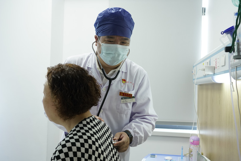 江城醫生為呼吸重症患者查體中。