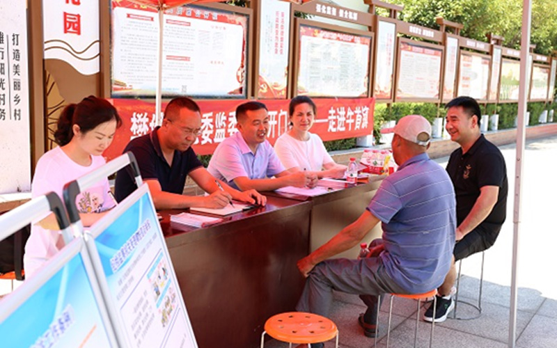 樊城区纪委监委流动接访小组下沉到牛首镇花园村开展一线开门接访活动。