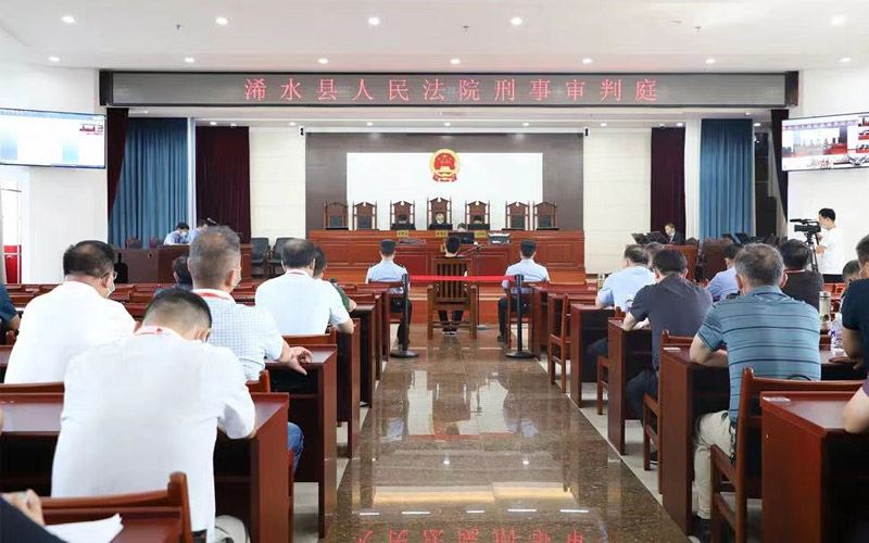 浠水县乡镇领导干部现场旁听庭审，“零距离”接受警示教育。