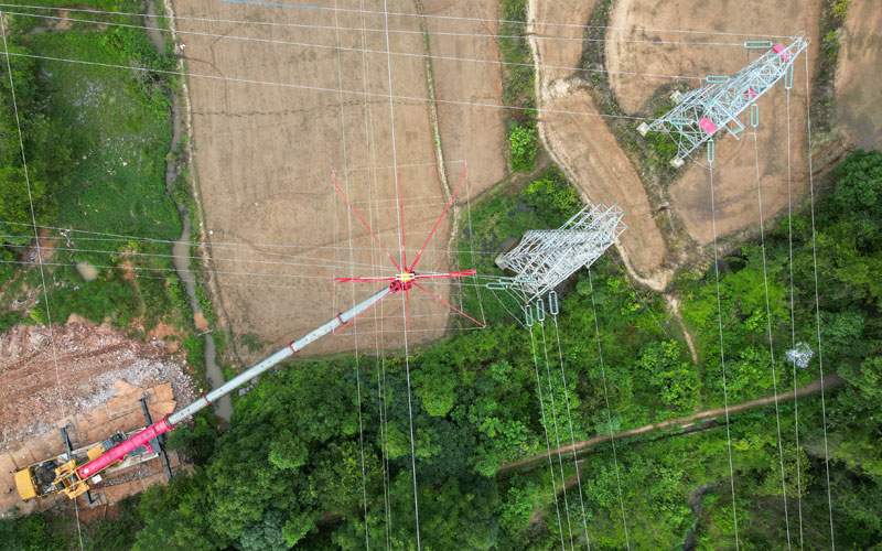 张家220kV线路工程跨越施工。李睿枫摄