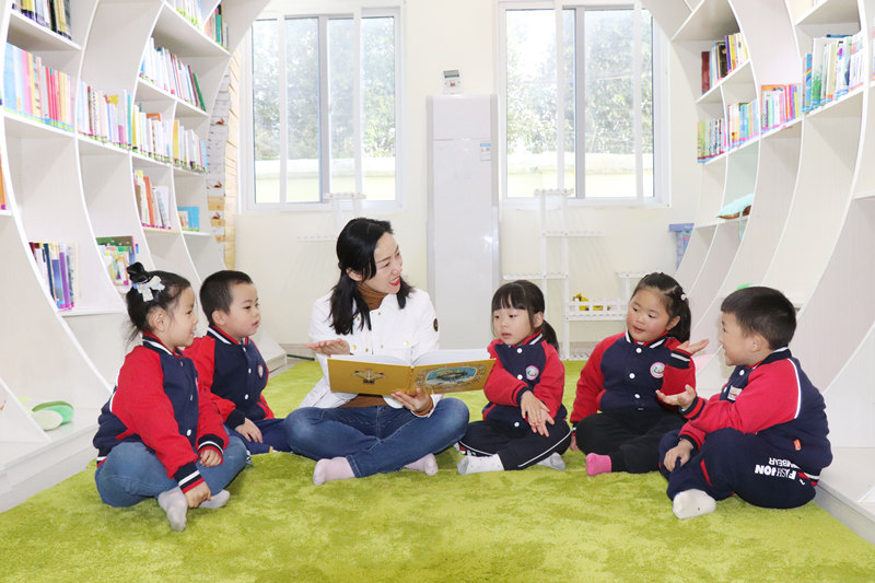 湖北省咸宁市交通实验幼儿园园长、党支部书记潘蕾和孩子们在一起。受访者供图
