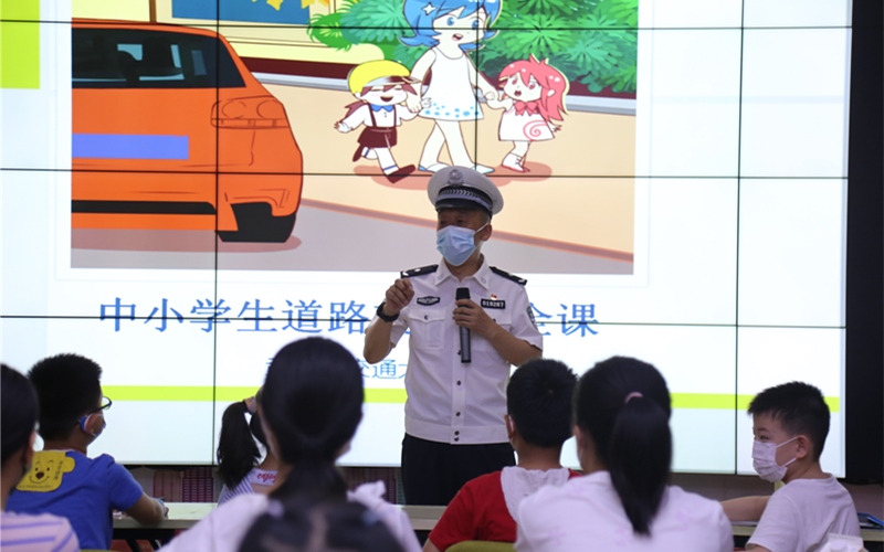 暑期安全不放假 交警“喊麦”进社区