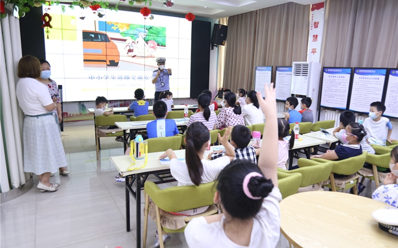 暑期安全不放假 交警“喊麦”进社区