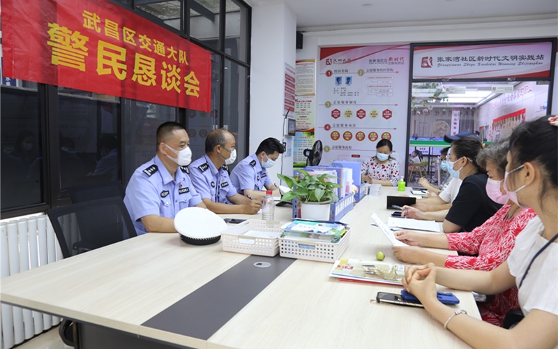 暑期安全不放假 交警“喊麦”进社区