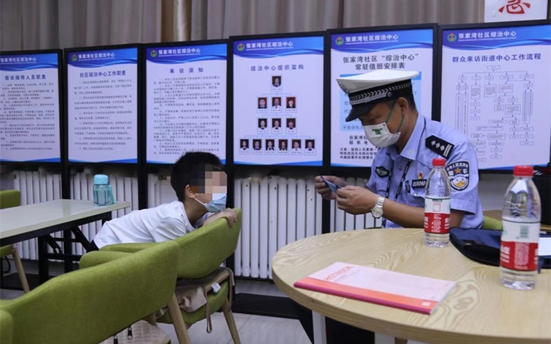 暑期安全不放假 交警“喊麦”进社区