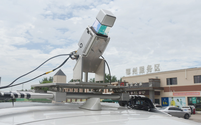 車載激光雷達設備在服務區開展測繪。