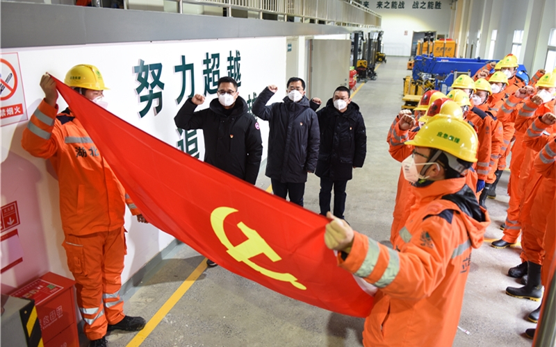 國網湖北送變電公司圓滿完成火神山醫院建設工地夜間用電應急保障工作。鄒小民攝