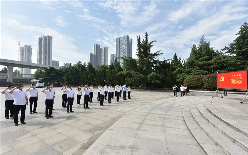 国网湖北送变电公司党委理论中心组在武汉二七革命纪念馆开展党史学习教育。邹小民摄