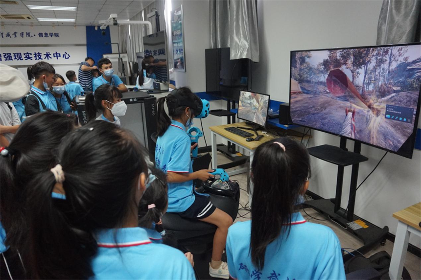 学生戴上VR眼镜体验科技游戏。