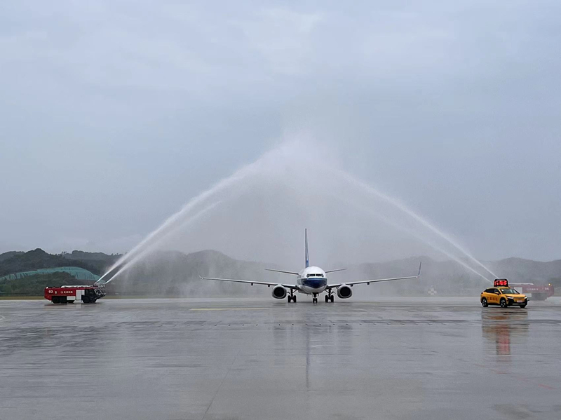 鄂州花湖機場以民航界最高禮遇“過水門”儀式迎接了客航首班進港的飛機。鄂州市委宣傳部供圖