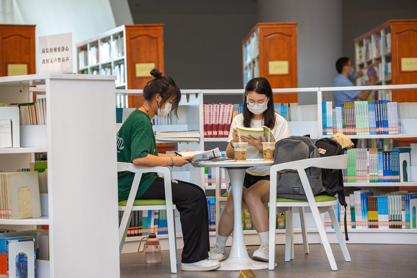 7月17日，读者在湖北省襄阳市图书馆里阅读。 