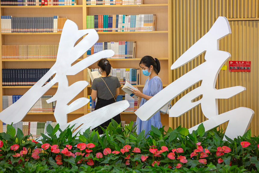 7月17日，读者在湖北省襄阳市图书馆里阅读。