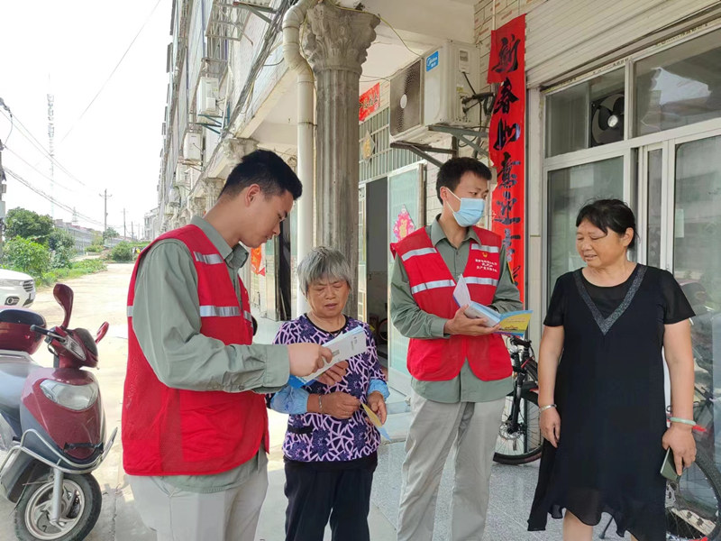 國網黃岡供電公司工作人員一線服務用好電。