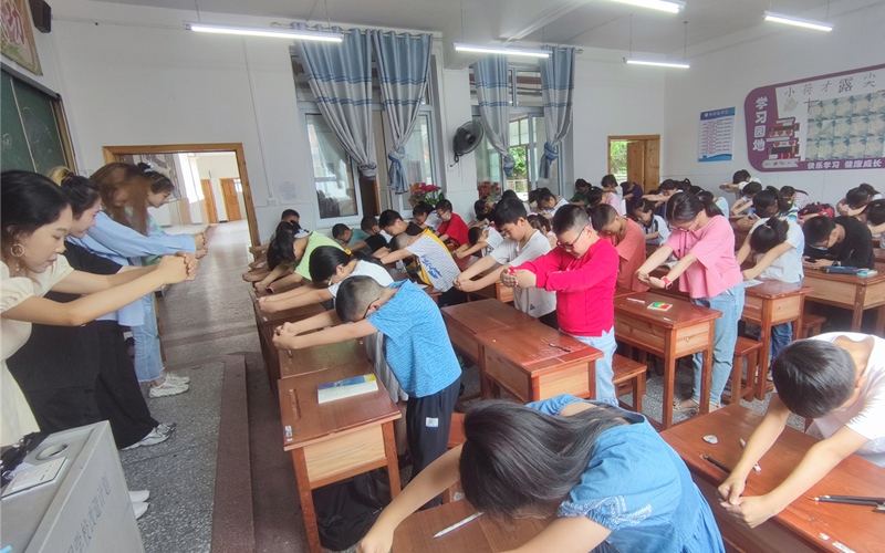 小学生们正在学习拜师礼。晏阳摄