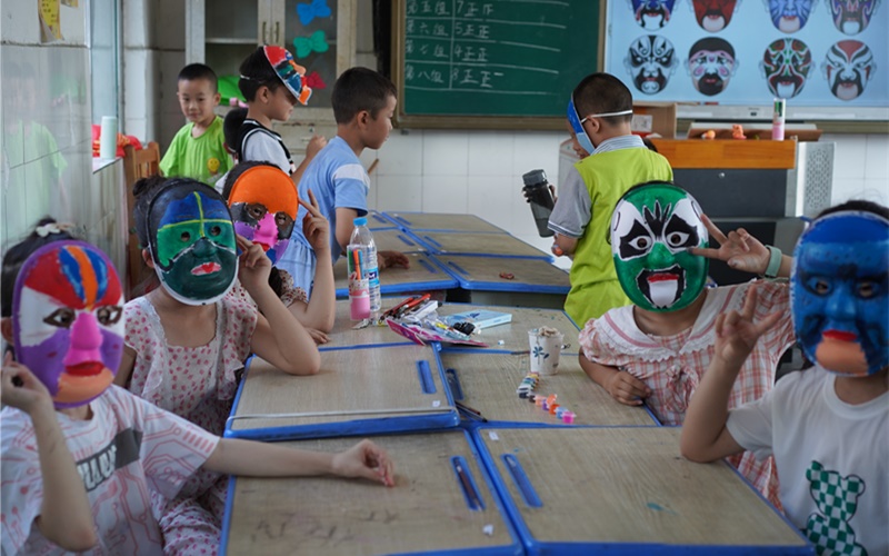 孩子们展示自己绘制完成的脸谱。肖嘉禾摄