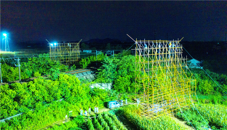 7月22日凌晨3點，隨著最后一根導線跨越漢宜高鐵架設在220千伏漢馬線25號鐵塔上，湖北孝感供電公司35名作業人員連續3天凌晨作業，圓滿完成漢川220千伏漢馬線跨越漢宜高鐵架線施工任務。余健兵攝。