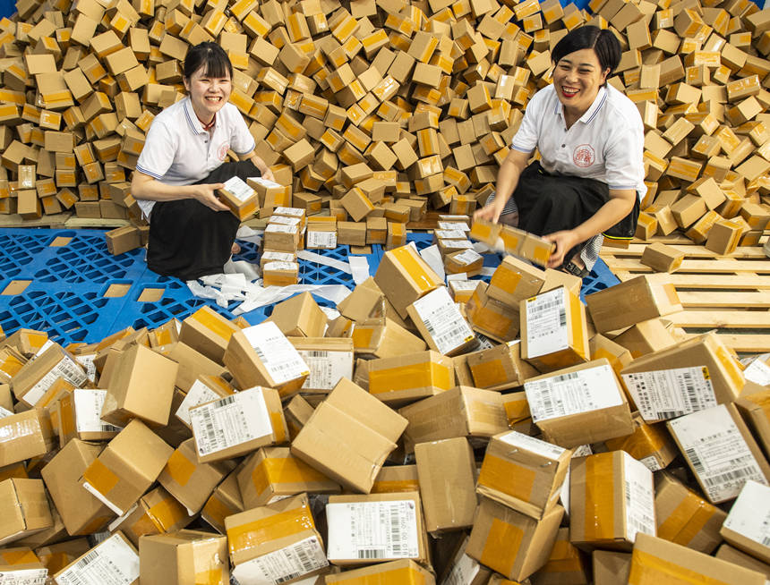 7月25日，湖北省宜昌市秭歸縣，湖北楚寨發酵制品有限公司工人將傳統酵母打包后准備發快遞。