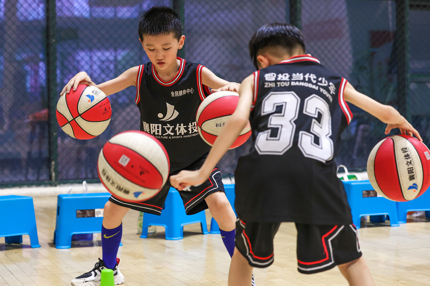 2022年7月26日，湖北省襄陽市，在襄陽全民健身中心，參加夏令營的小朋友進行籃球練習。