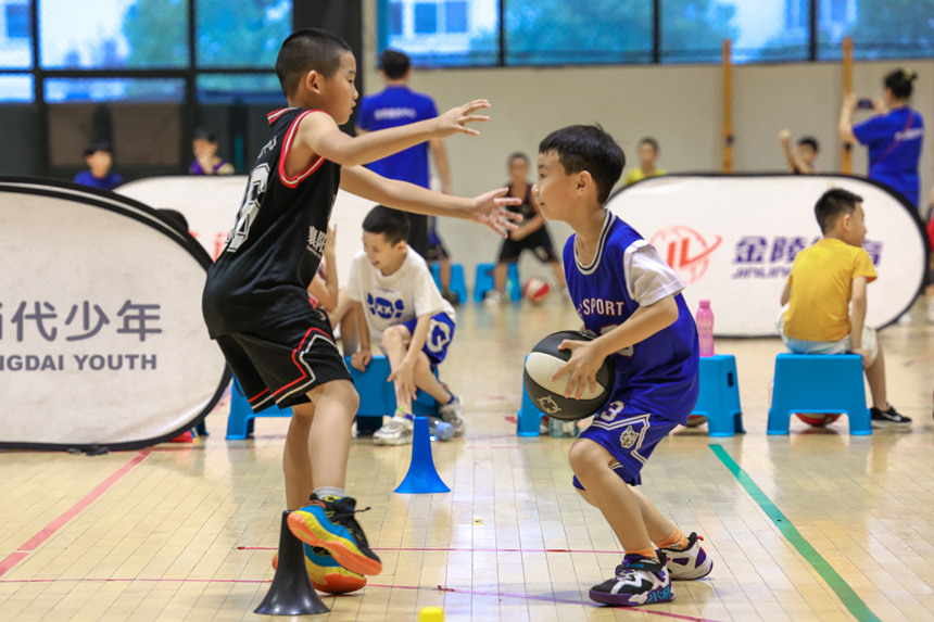 2022年7月26日，湖北省襄阳市，在襄阳全民健身中心，参加夏令营的小朋友进行篮球练习。 