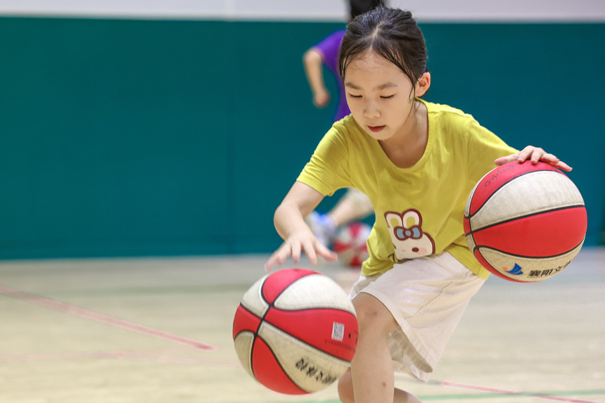 2022年7月26日，湖北省襄阳市，在襄阳全民健身中心，参加夏令营的小朋友进行篮球练习。 