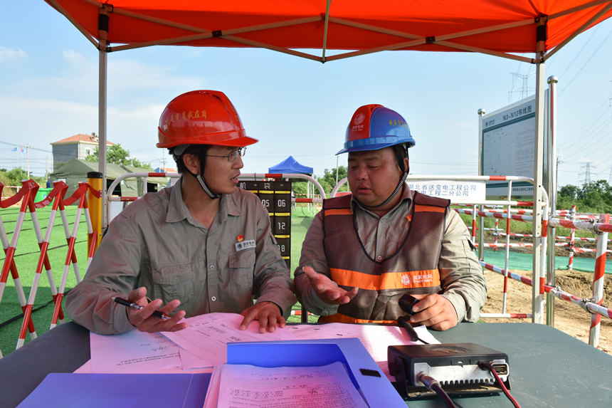 国网湖北送变电公司架线指挥人员填写工作记录表。