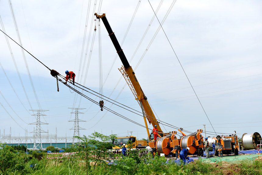 國網湖北送變電公司施工人員准備展放導線。