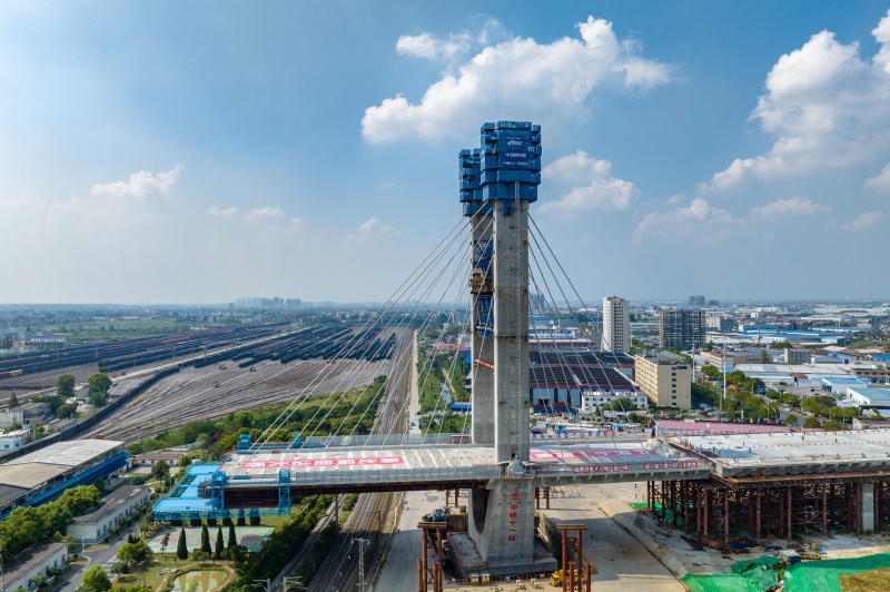 湖北省襄阳市环线提速改造工程跨襄阳北编组站大桥T3主墩顺利实现转体。