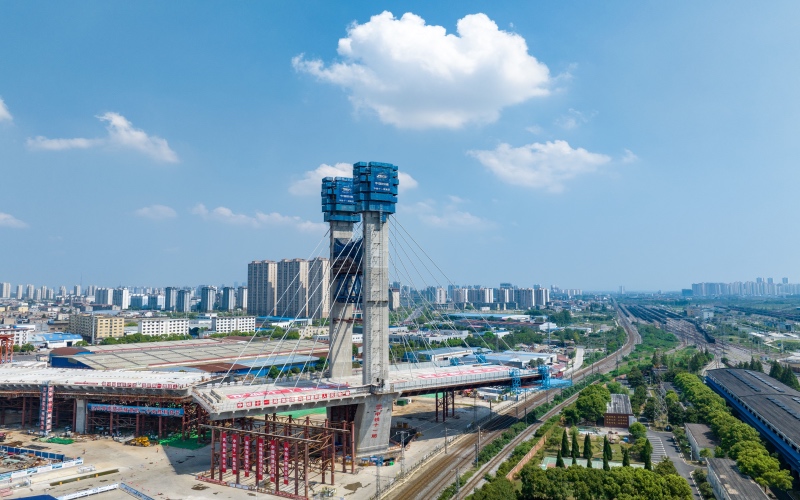 湖北省襄阳市环线提速改造工程跨襄阳北编组站大桥T3主墩顺利实现转体。