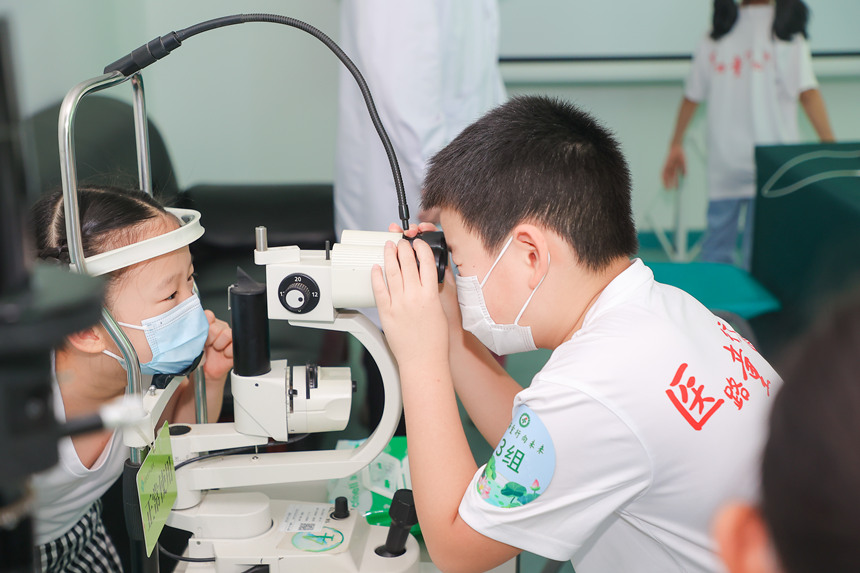 體驗眼科檢查。武漢市中心醫院供圖