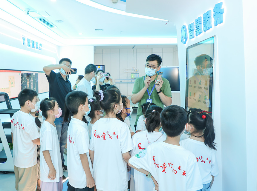 小朋友們參觀未來醫院體驗館。武漢市中心醫院供圖